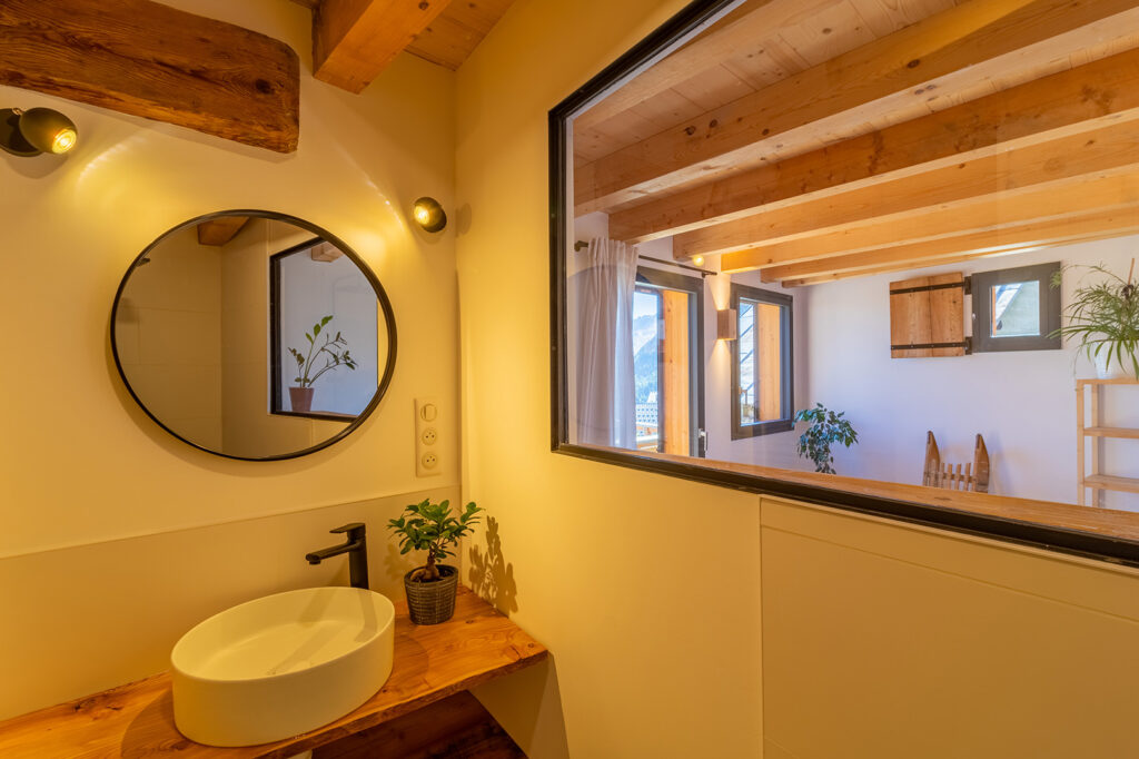 Salle de bain de la chambre confort 1 - Alesina Salle de bain de la chambre confort 1 avec vue sur la chambre