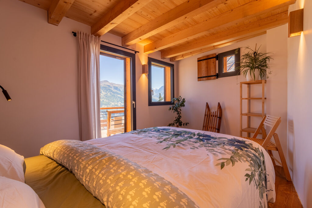 La chambre confort 1 d'Alesina, gîte et chambres d'hôtes à Albanne Photo de la chambre confort 1 d'Alesina offrant un accès direct sur la terrasse et avec une salle de bain et wc privatifs