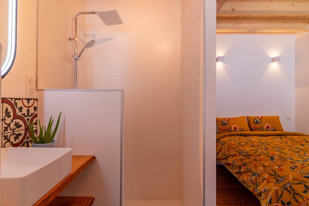 Salle de bain de la chambre confort 2 - Alesina Salle de bain de la chambre confort 2 avec accès direct sur la chambre