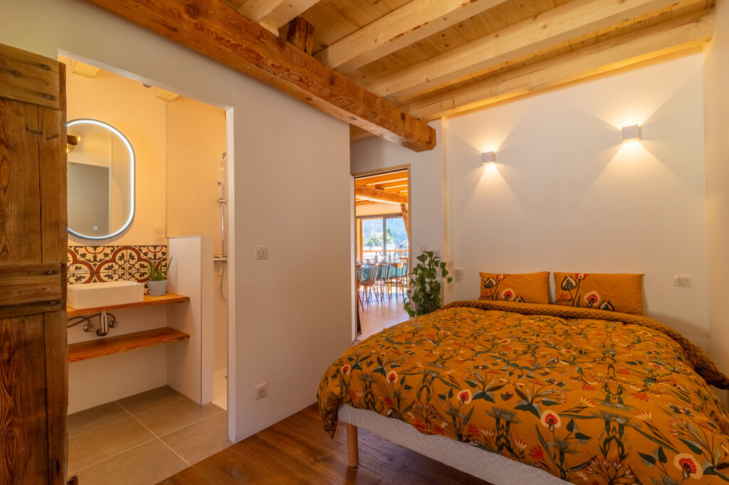 La chambre confort 2 d'Alesina, gîte et chambres d'hôtes à Albanne Photo de la chambre confort 2 d'Alesina avec une salle de bain et wc privatifs